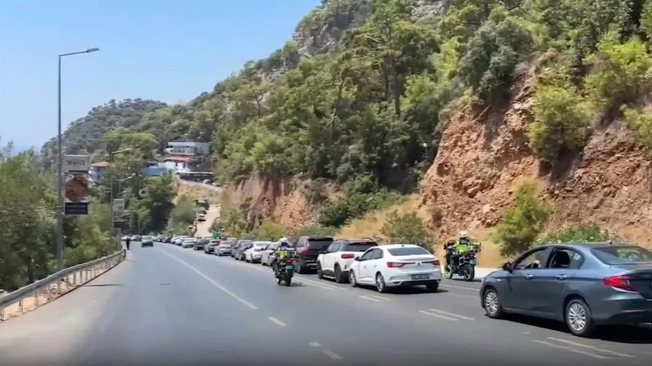 Fethiye-Ölüdeniz kara yolunda tatilci yoğunluğu: 3 kilometrelik trafik