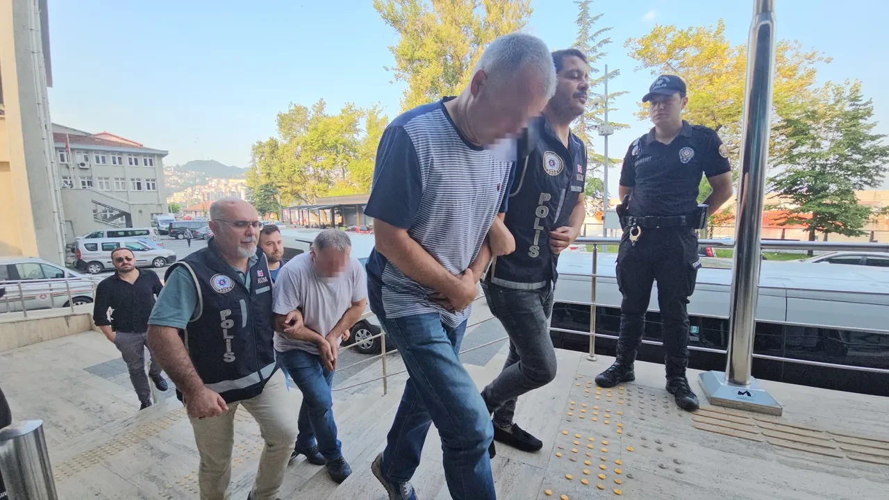 Güpegündüz define avı! 4 kişi kıskıvrak yakalandı