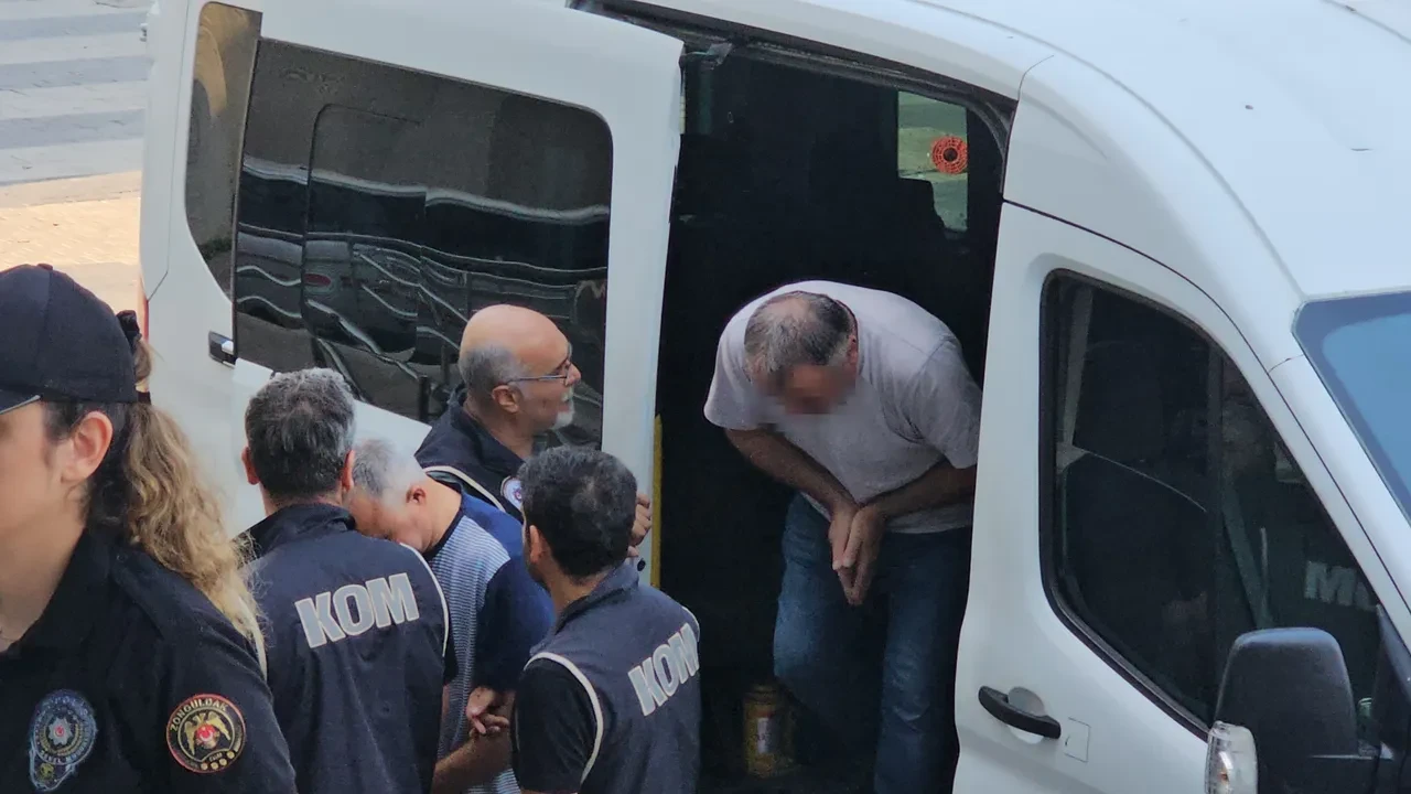 Güpegündüz define avı! 4 kişi kıskıvrak yakalandı