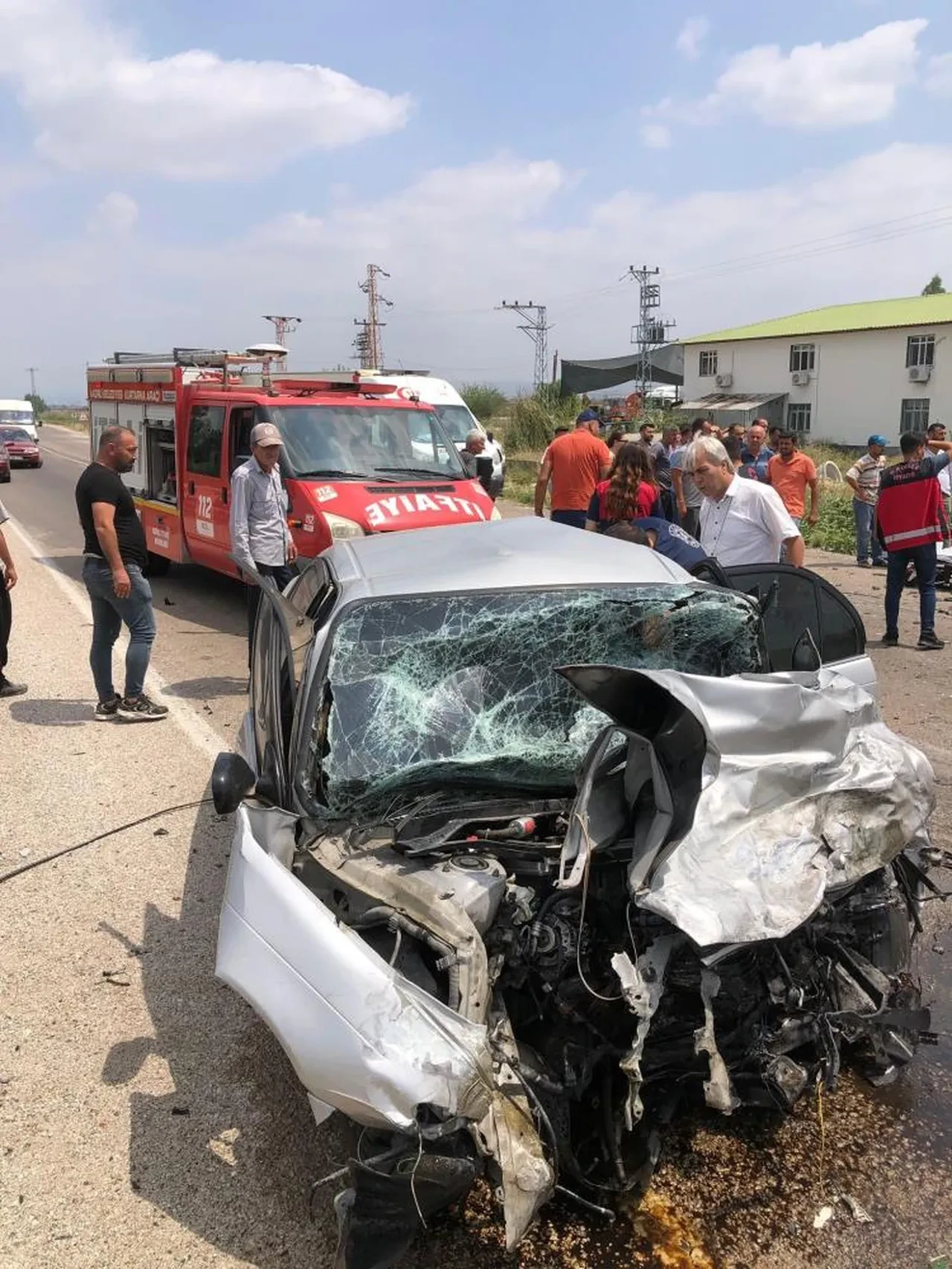 İki otomobil kafa kafaya girdi: Ölü ve yaralı var