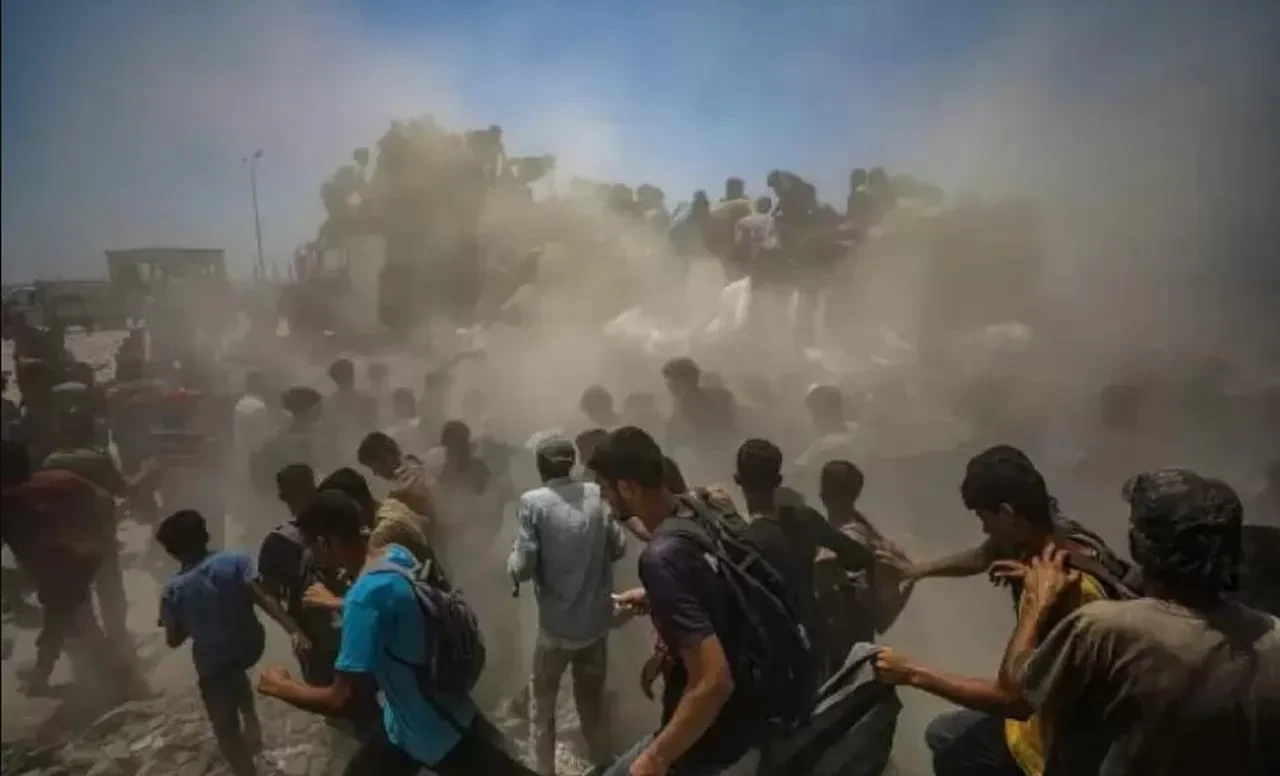 İsrail ordusunun tehlikeli yola sürdüğü yardım tırı devrildi! Açlıkla boğuşan 20 Filistinli öldü
