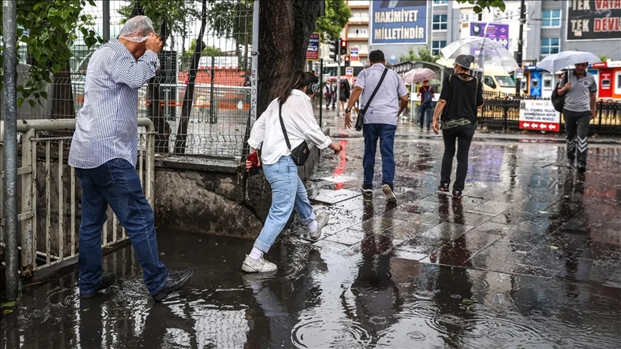 İstanbul güne yağmurla uyandı! Meteoroloji saat vererek uyardı: Sağanak ve fırtınaya dikkat