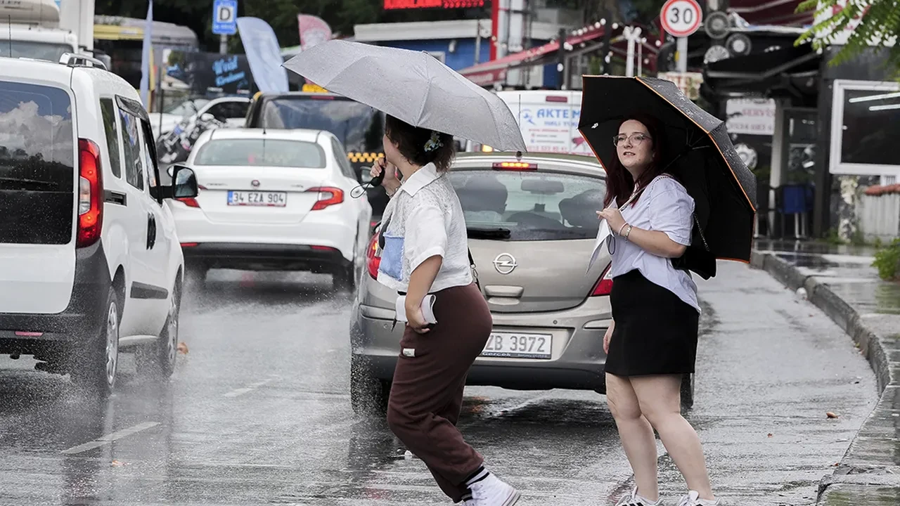 İstanbul güne yağmurla uyandı! Meteoroloji saat vererek uyardı: Sağanak ve fırtınaya dikkat