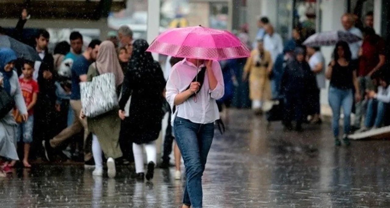 İstanbul güne yağmurla uyandı! Meteoroloji saat vererek uyardı: Sağanak ve fırtınaya dikkat