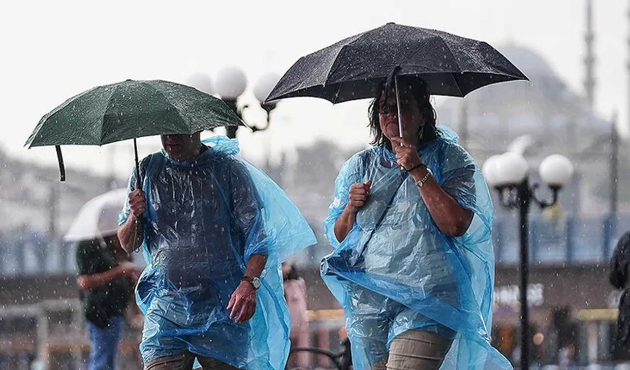 İstanbul için fırtına ve sağanak yağış alarmı! AKOM saat vererek uyardı! 