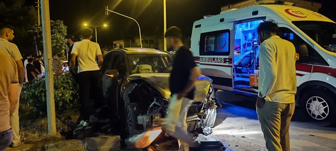 Kavşakta feci kaza: Çok sayıda yaralı var