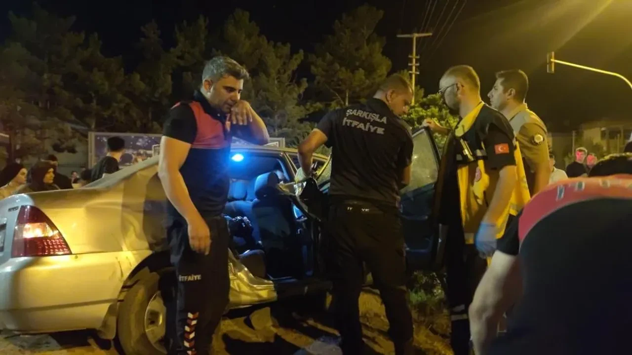 Kavşakta feci kaza: Çok sayıda yaralı var