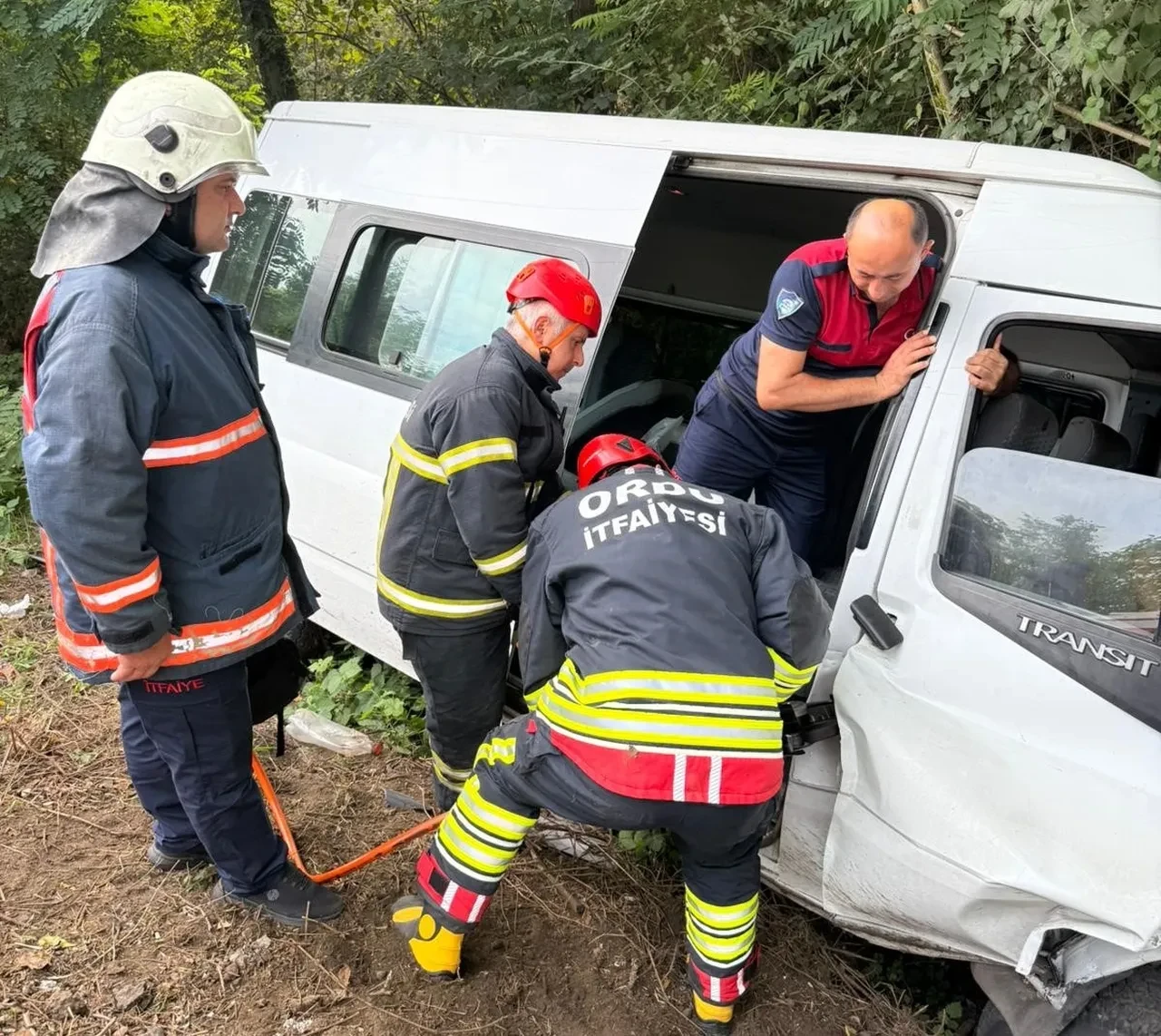 Ordu'da servis minibüsü ile otomobil çarpıştı! Çok sayıda yaralı var