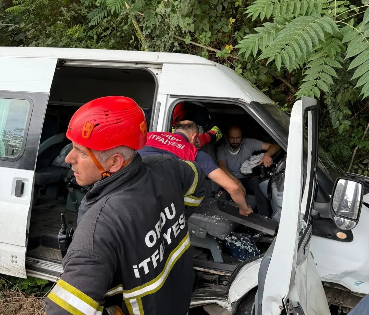 Ordu'da servis minibüsü ile otomobil çarpıştı! Çok sayıda yaralı var