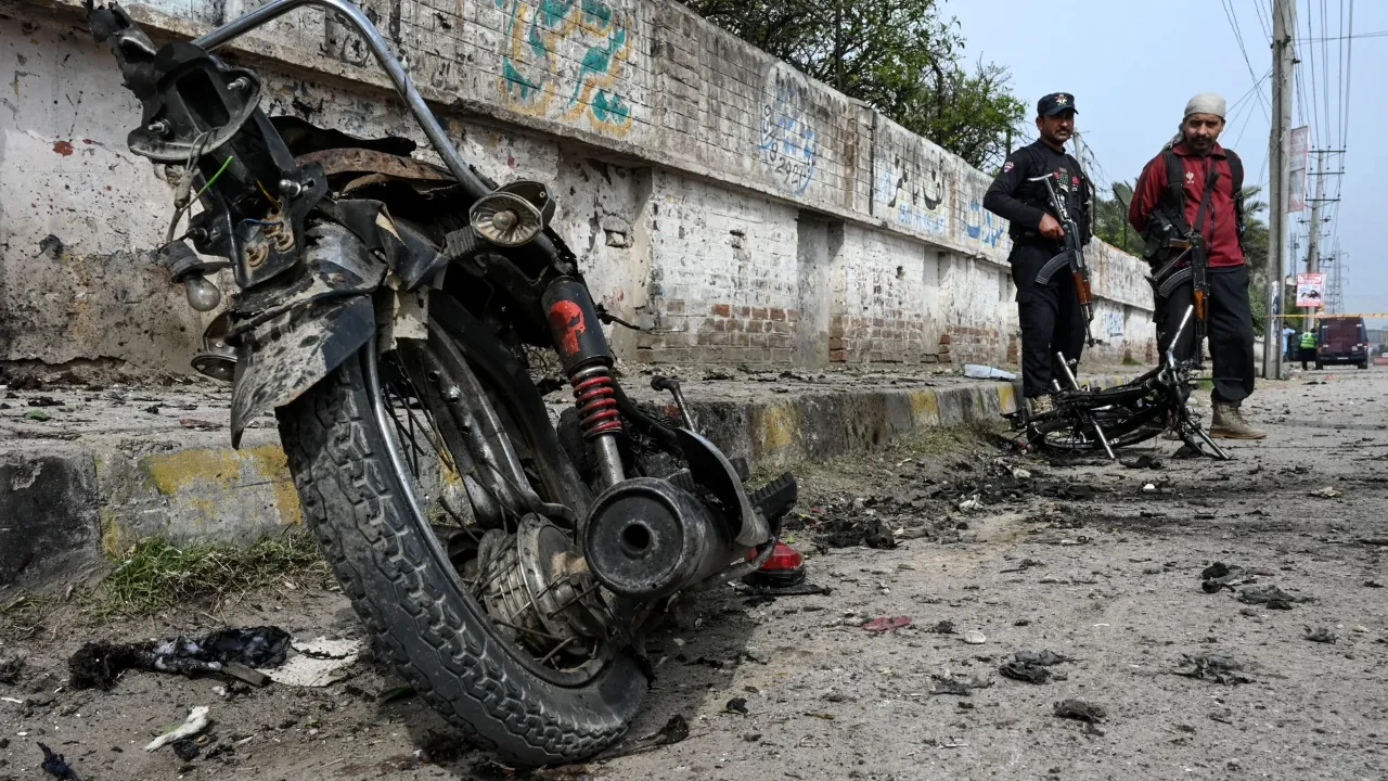 Pakistan'da peş peşe silahlı saldırı! Çok sayıda ölü var