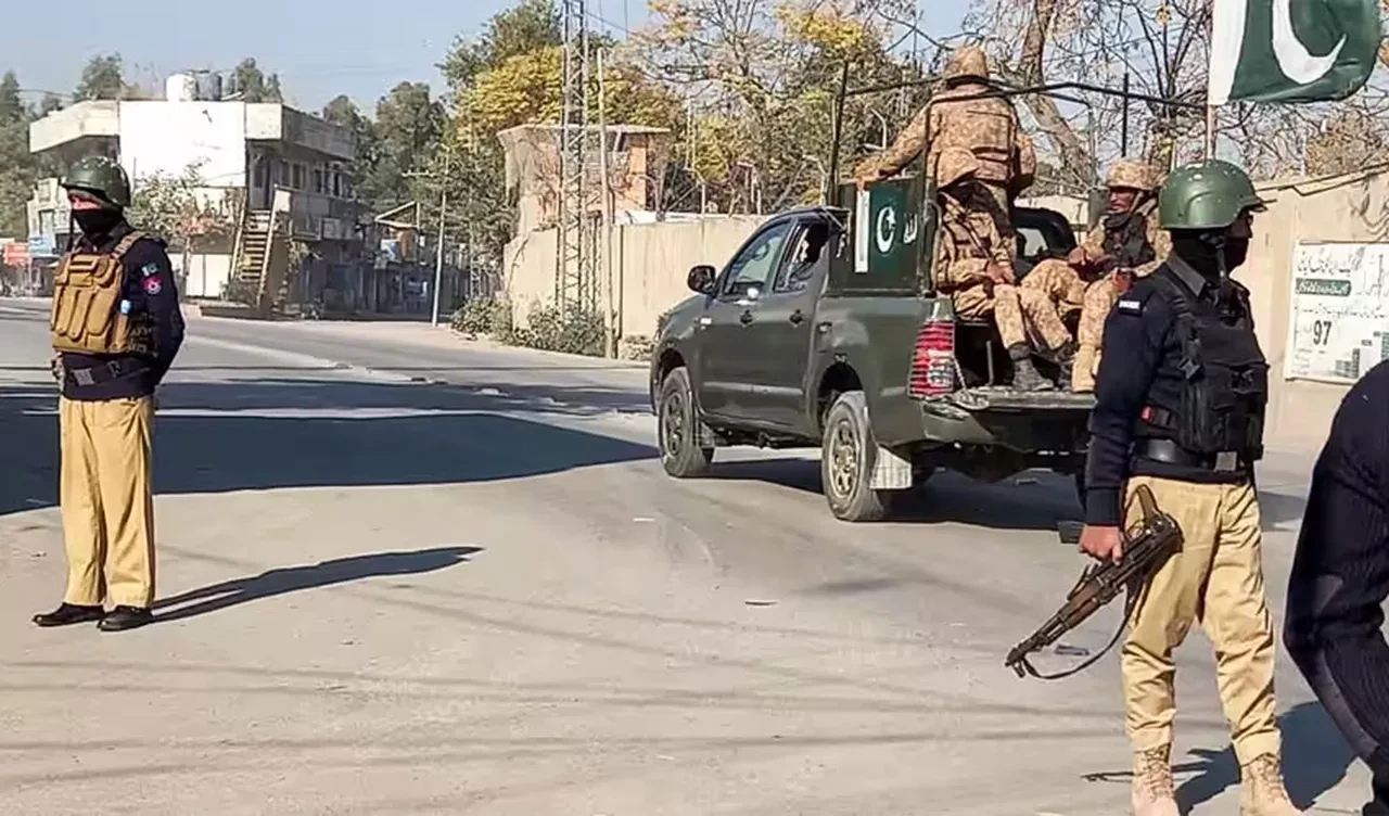 Pakistan'da peş peşe silahlı saldırı! Çok sayıda ölü var