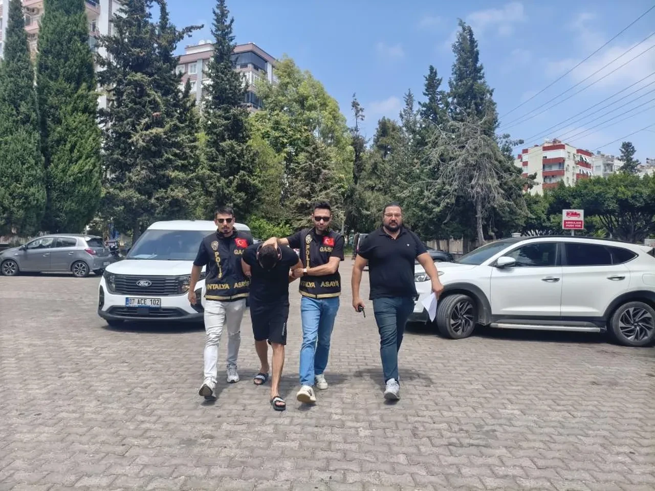 Pastanede pusuya yattı, kuyumcuyu soydu! Yüzbinlerce TL'lik bilezikleri çalan hırsızın savunması şaşırttı