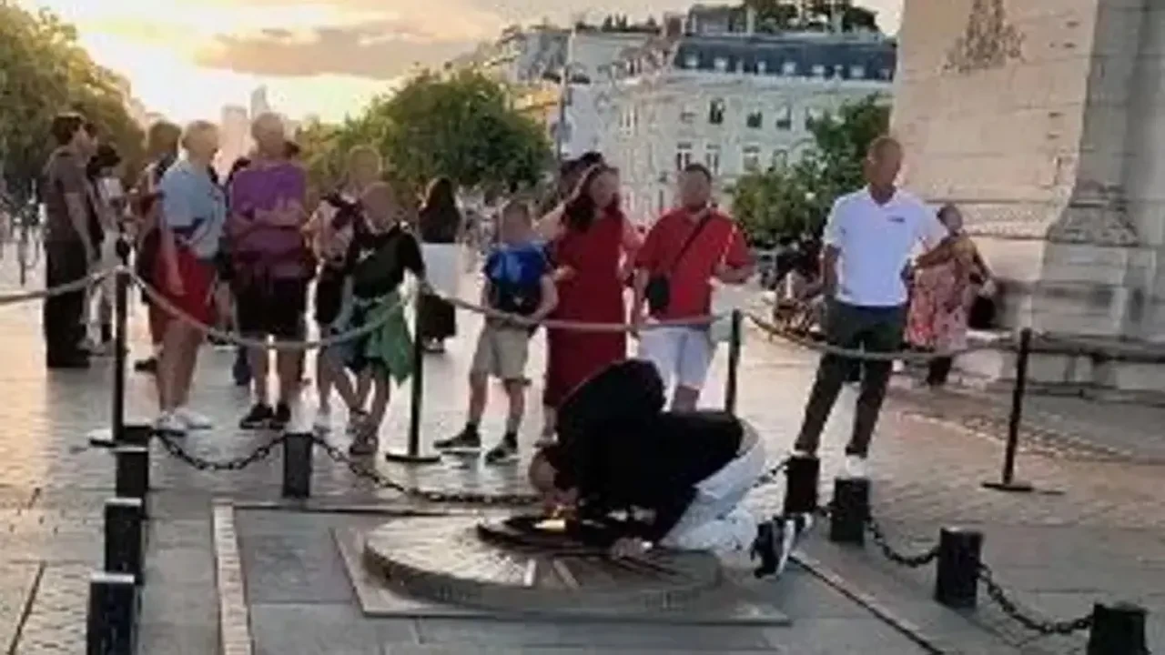 Savaş anıtının ateşinden sigarasını yaktı, ortalık karıştı! Her yerde aranıyor
