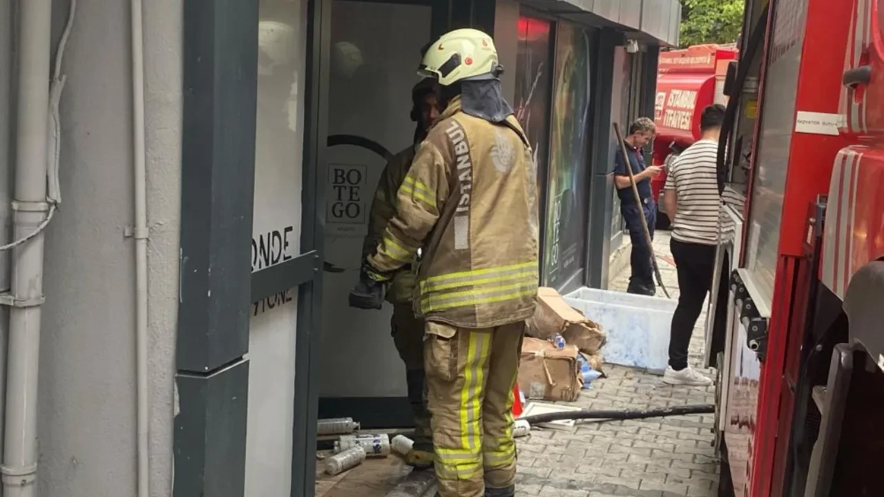 Şişli’deki kozmetik dükkanında yangın paniği!