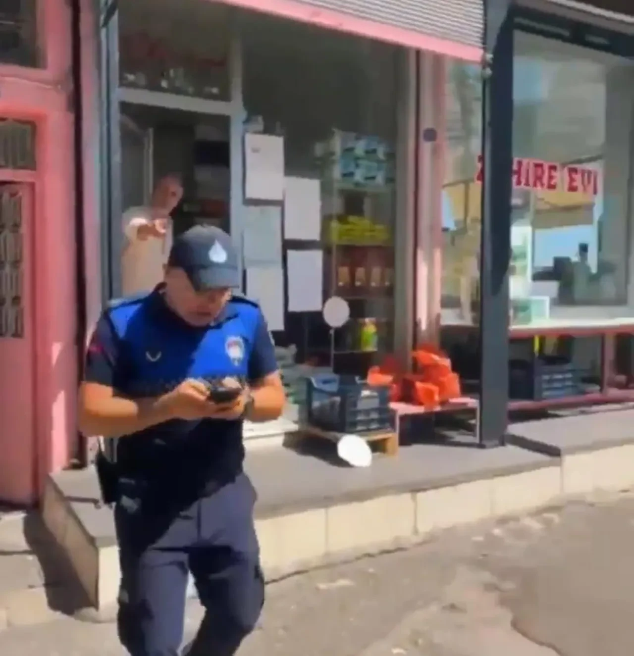 Tarihi geçmiş ürün satan esnaftan zabıtaya çirkin saldırı: Dükkandan kovup tehdit etti