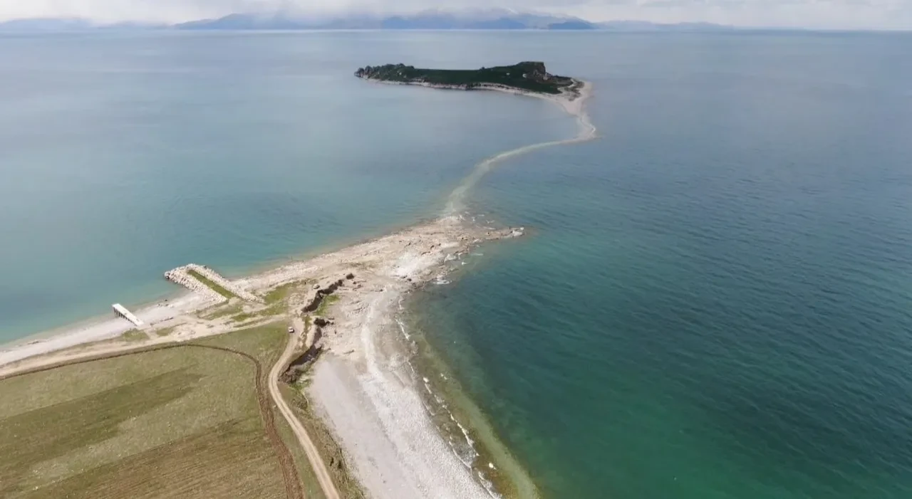 Van Gölü saçları sarartır mı? Van Gölü'nde sarışın olan çocuklar yeniden görüldü