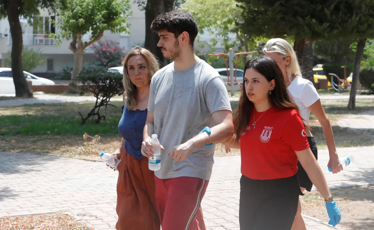 Yangında can pazarı! Balkona sığınıp çığlık çığlığa kurtarılmayı beklediler