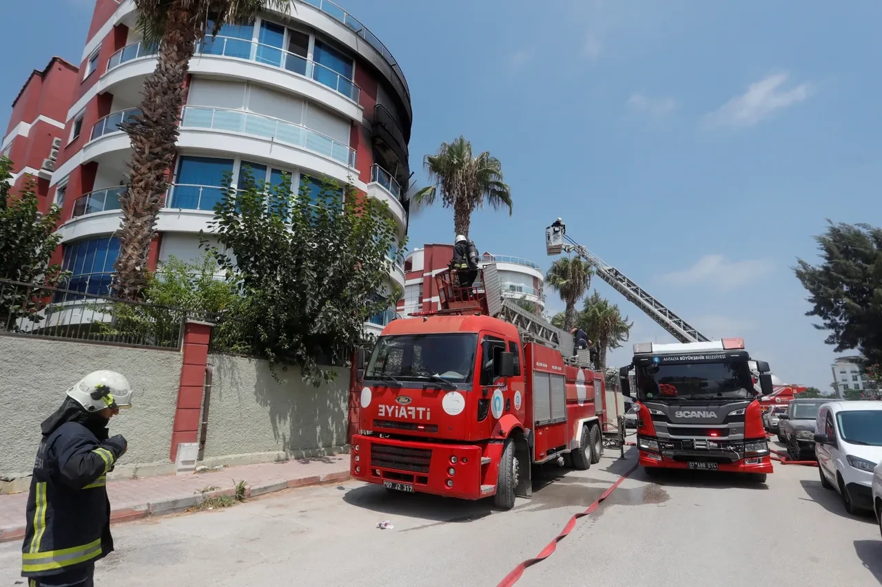 Yangında can pazarı! Balkona sığınıp çığlık çığlığa kurtarılmayı beklediler