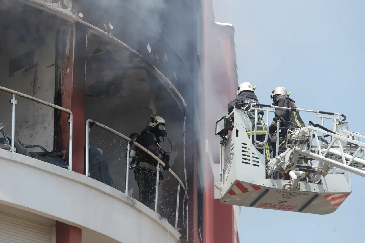 Yangında can pazarı! Balkona sığınıp çığlık çığlığa kurtarılmayı beklediler