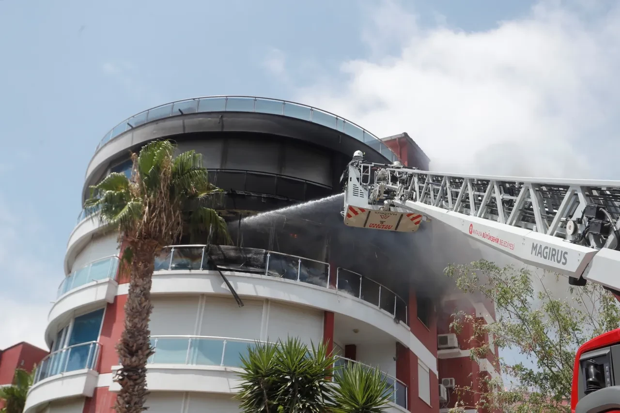 Yangında can pazarı! Balkona sığınıp çığlık çığlığa kurtarılmayı beklediler