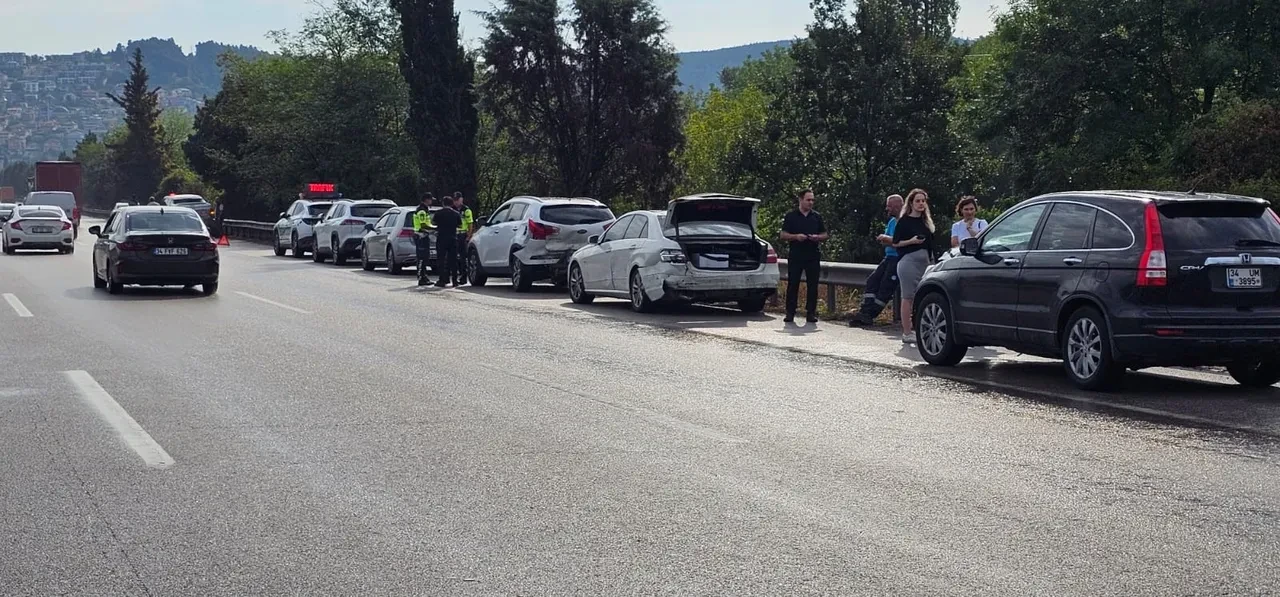 Anadolu Otoyolu'nda 10 araç birbirine girdi! Çok sayıda yaralı var