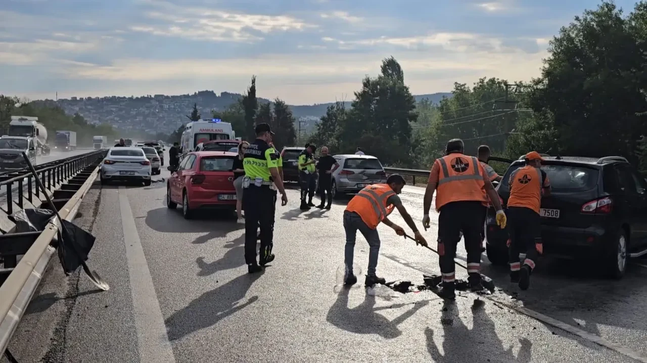 Anadolu Otoyolu'nda 10 araç birbirine girdi! Çok sayıda yaralı var