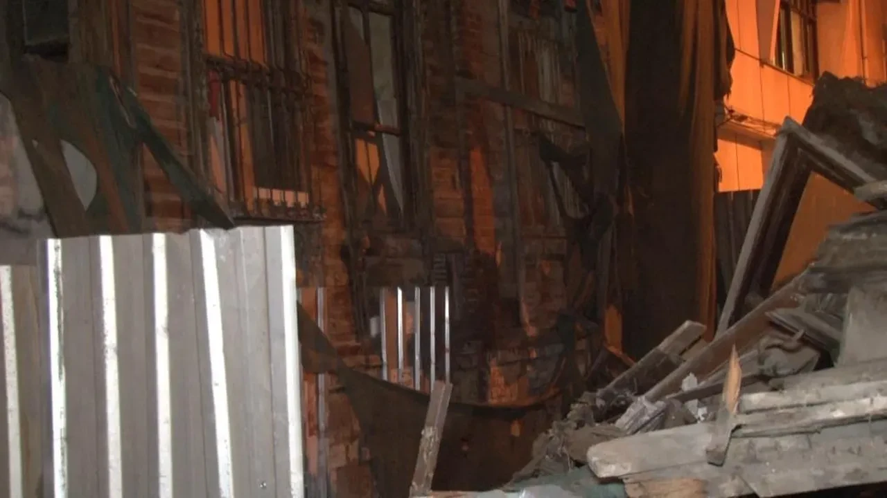 Bakırköy'de büyük panik! 100 yıllık bina çöktü