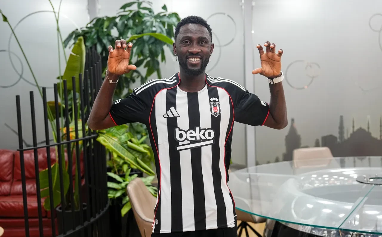 Beşiktaş'ın yeni transferi İstanbul'da! Ayağının tozuyla formayı giydi