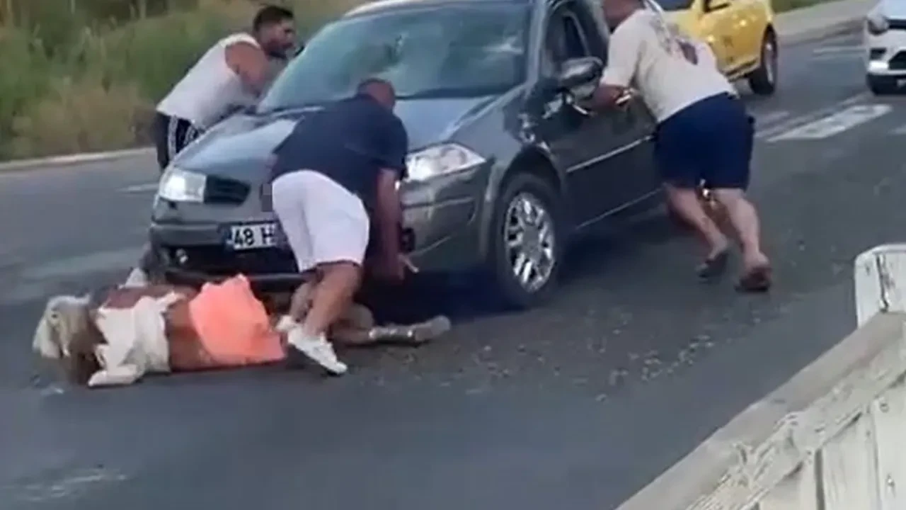 Çarptığı kadını ezerek kaçmaya çalıştı! Korkunç anlar kamerada 