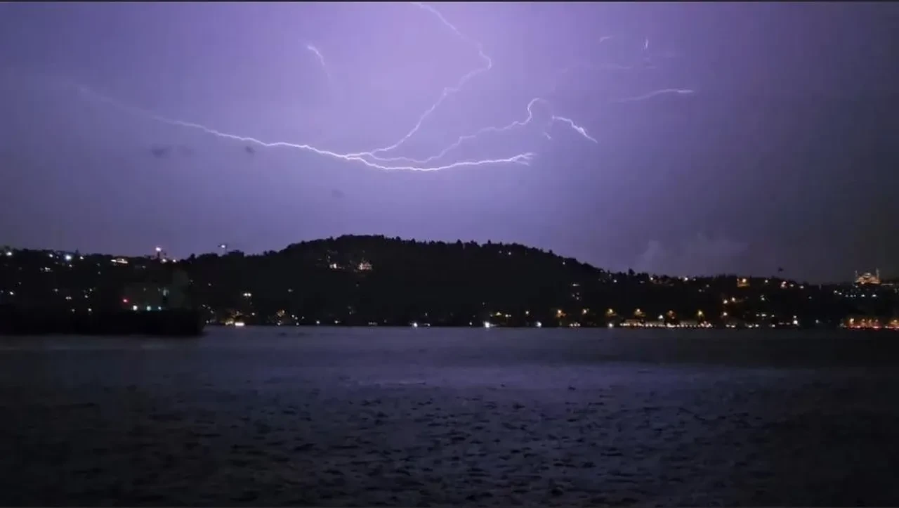 İstanbul'da sağanak bastırdı: Geceyi şimşekler aydınlattı