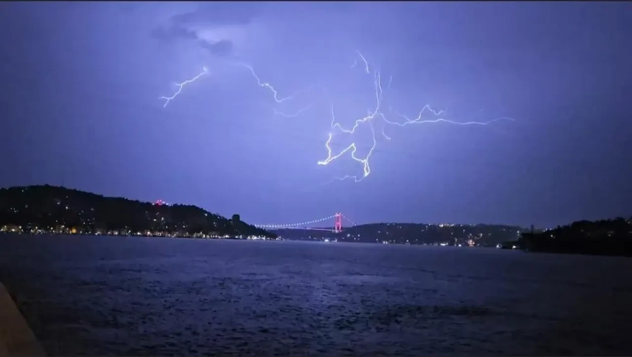 İstanbul'da sağanak bastırdı: Geceyi şimşekler aydınlattı