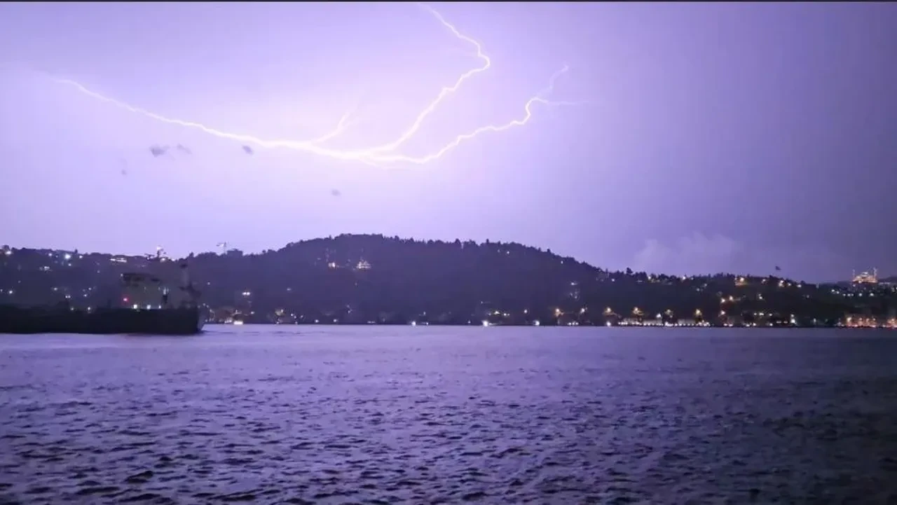 İstanbul'da sağanak bastırdı: Geceyi şimşekler aydınlattı