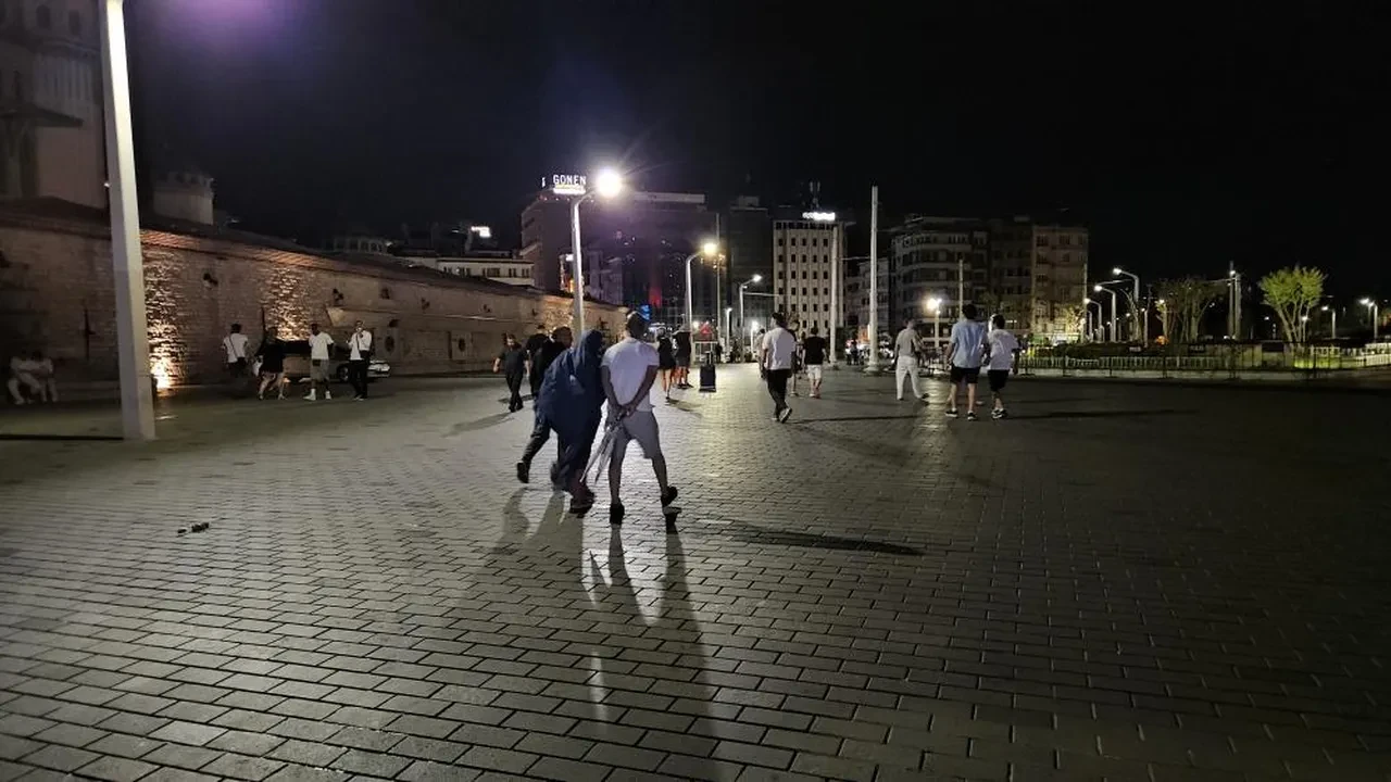 İstanbul'da sağanak bastırdı: Geceyi şimşekler aydınlattı