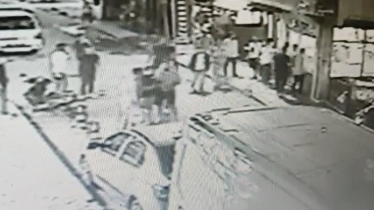Kahvehaneyi uzun namlulu silahlarla taradılar! Dehşet anlar kamerada 