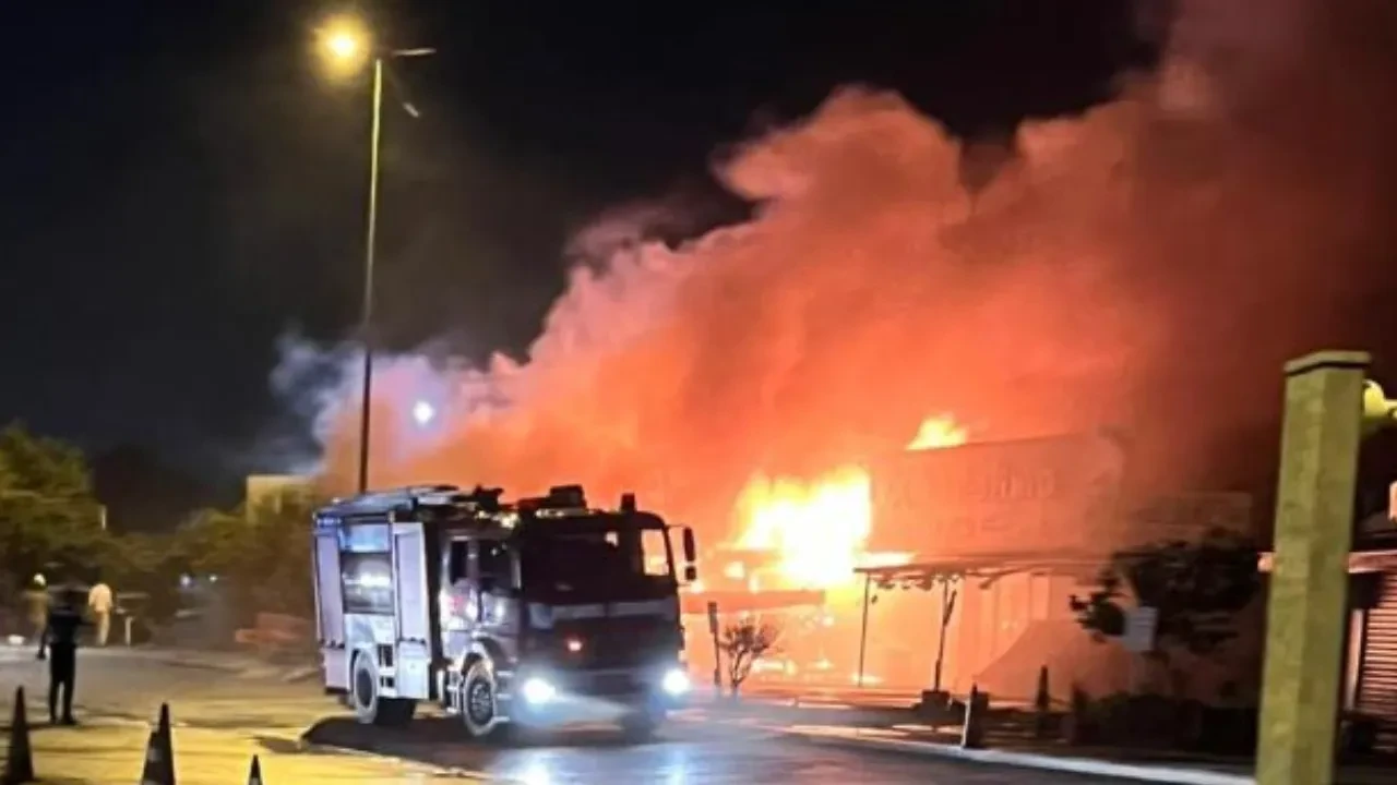 Kartal'da balıkçı barınağında yangın: 5 dükkan kül oldu