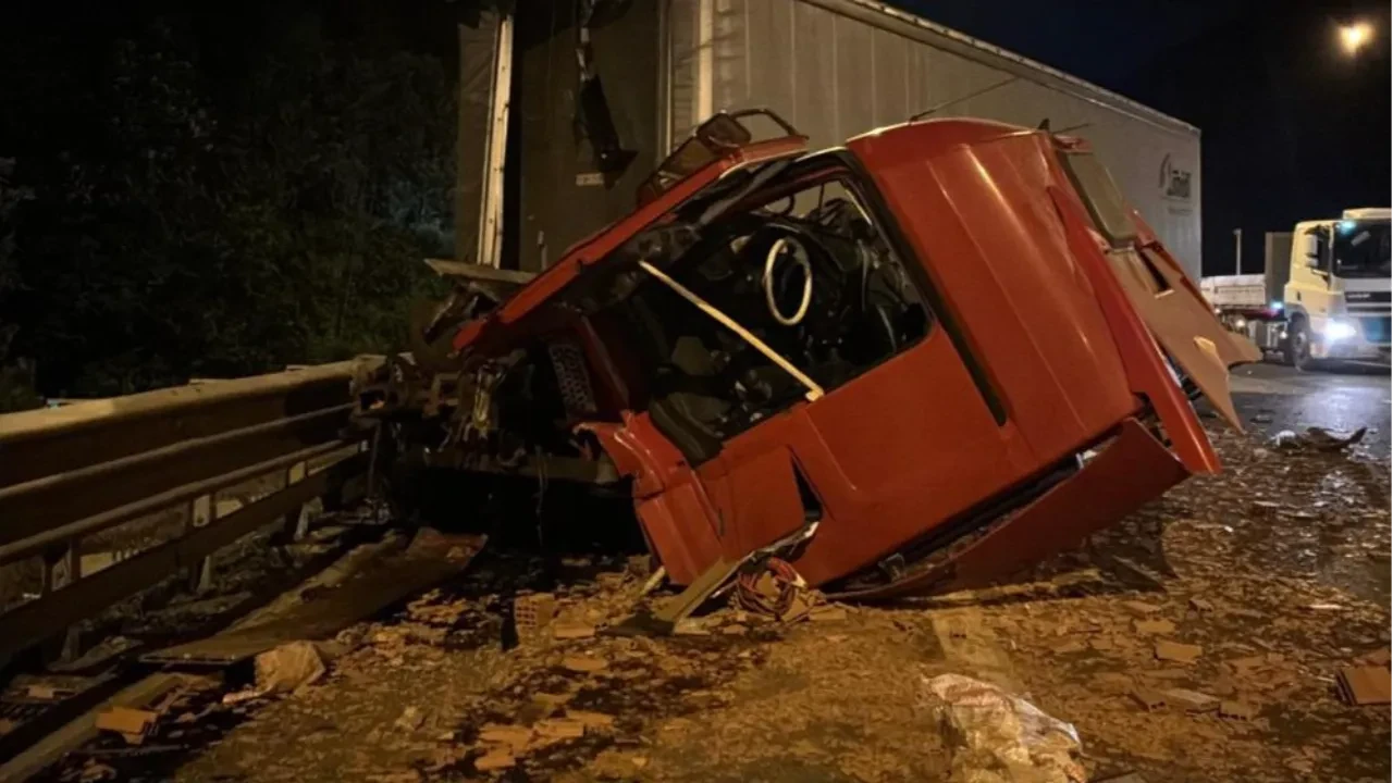 Tuğla yüklü tıra çarptı: Hurdaya dönen tırdan yara almadan kurtuldu!