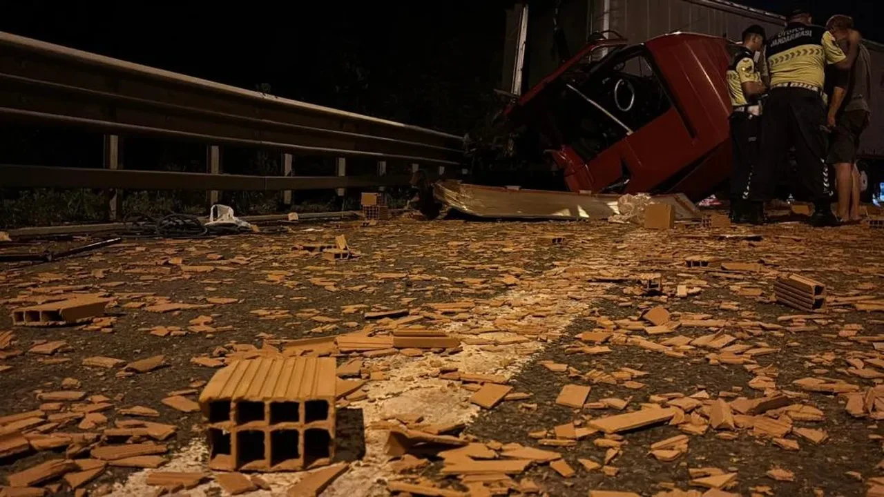 Tuğla yüklü tıra çarptı: Hurdaya dönen tırdan yara almadan kurtuldu!