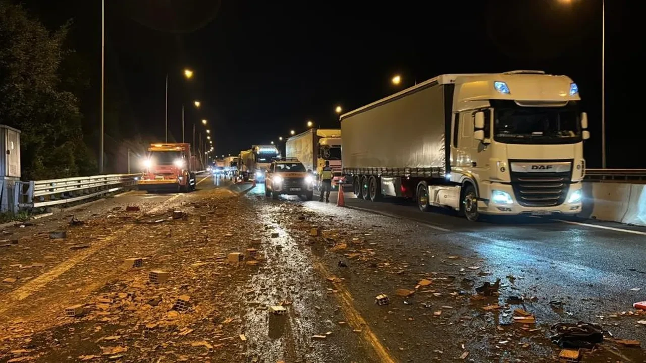 Tuğla yüklü tıra çarptı: Hurdaya dönen tırdan yara almadan kurtuldu!
