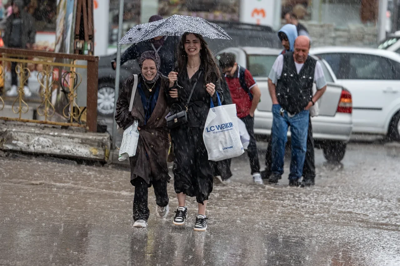 22 ilde sağanak ve kuvvetli rüzgar alarmı! Meteoroloji tek tek uyardı