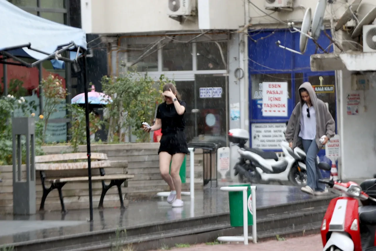 22 ilde sağanak ve kuvvetli rüzgar alarmı! Meteoroloji tek tek uyardı