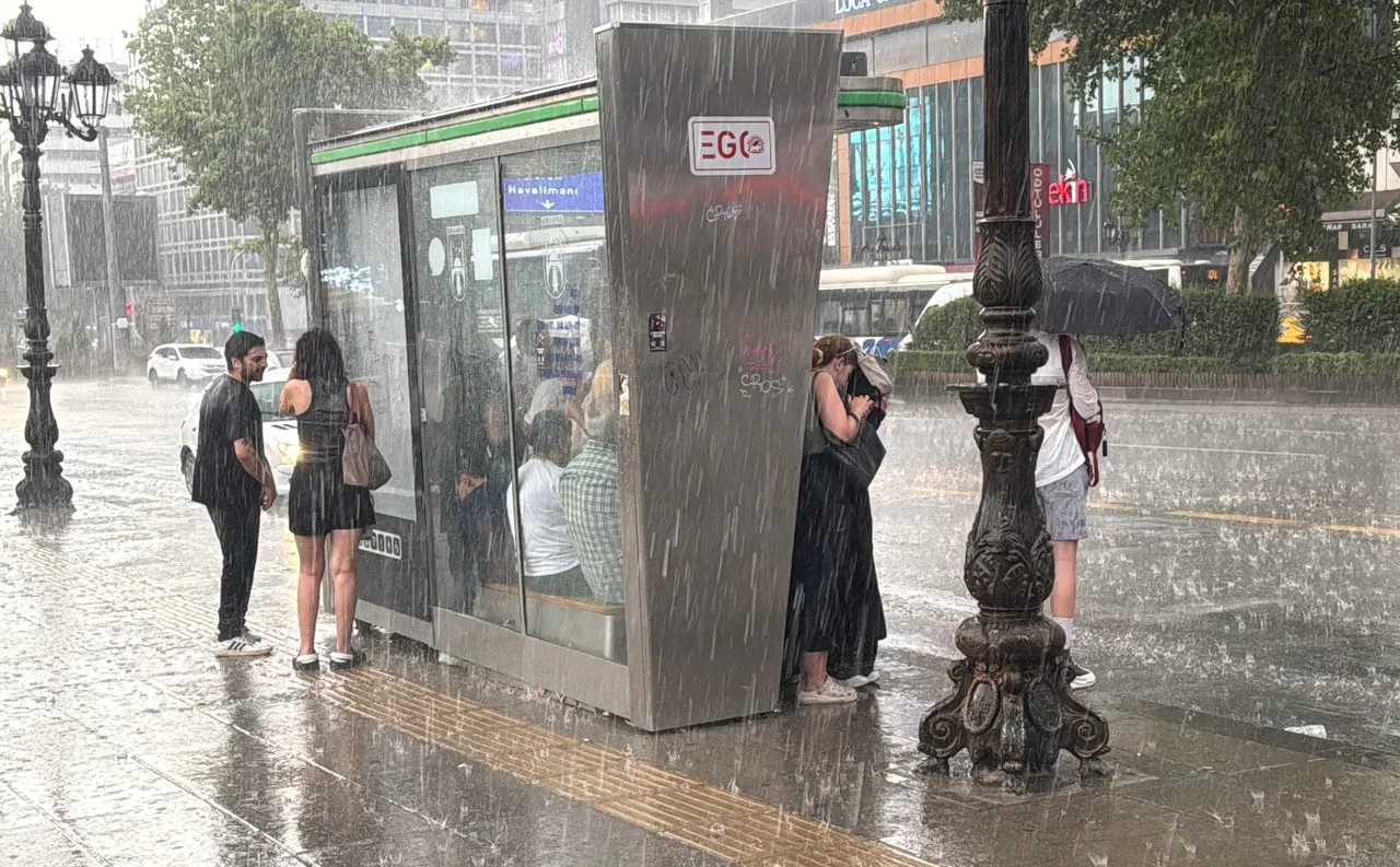 22 ilde sağanak ve kuvvetli rüzgar alarmı! Meteoroloji tek tek uyardı