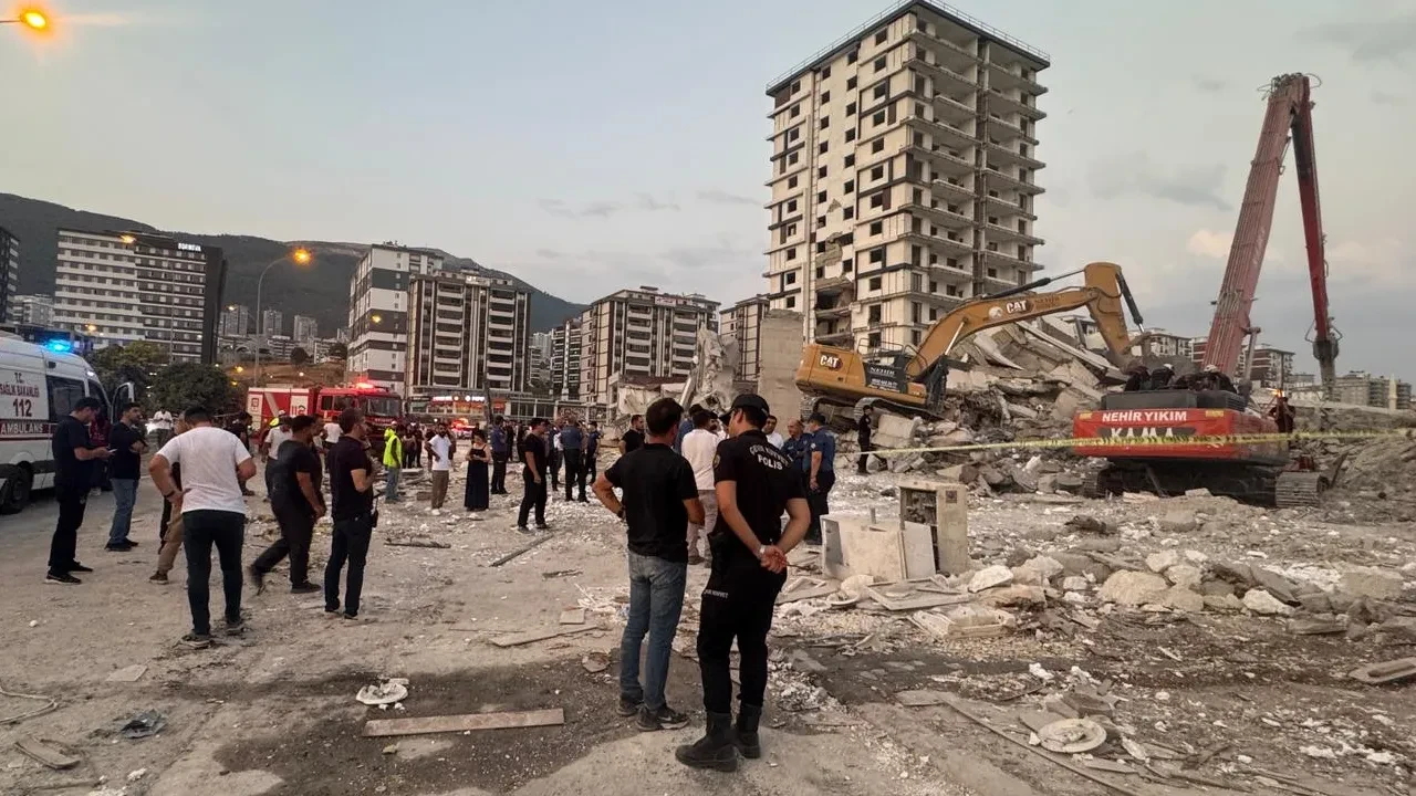 Bina iş makinesinin üzerine devrildi: Operatörden acı haber geldi