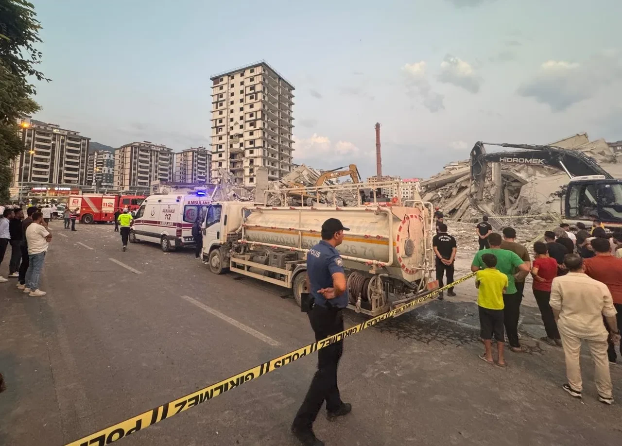 Bina iş makinesinin üzerine devrildi: Operatörden acı haber geldi