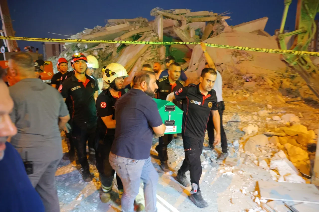 Bina iş makinesinin üzerine devrildi: Operatörden acı haber geldi