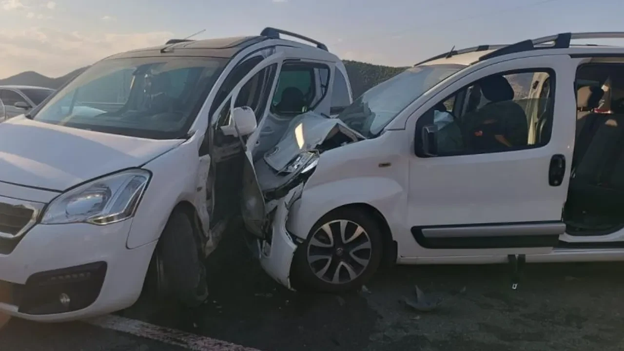 Bingöl’de 2 hafif ticari araç çarpıştı: Çok sayıda yaralı var!