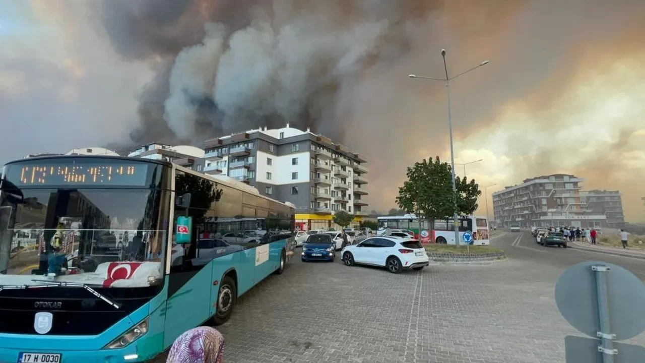 Çanakkale'deki orman yangınında son durum! Kampüs ve köyler tahliye edildi, havalimanı kapatıldı