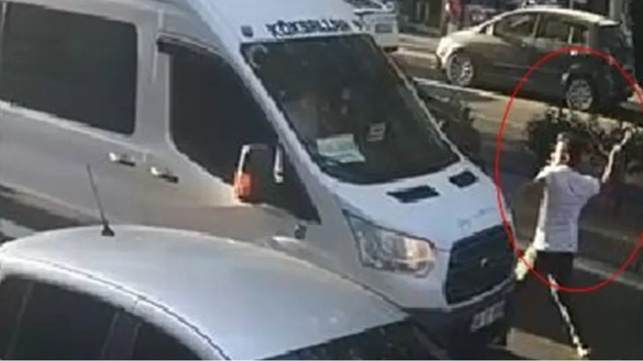 Trafikte baltalı saldırı! Dehşete düşüren anlar kamerada