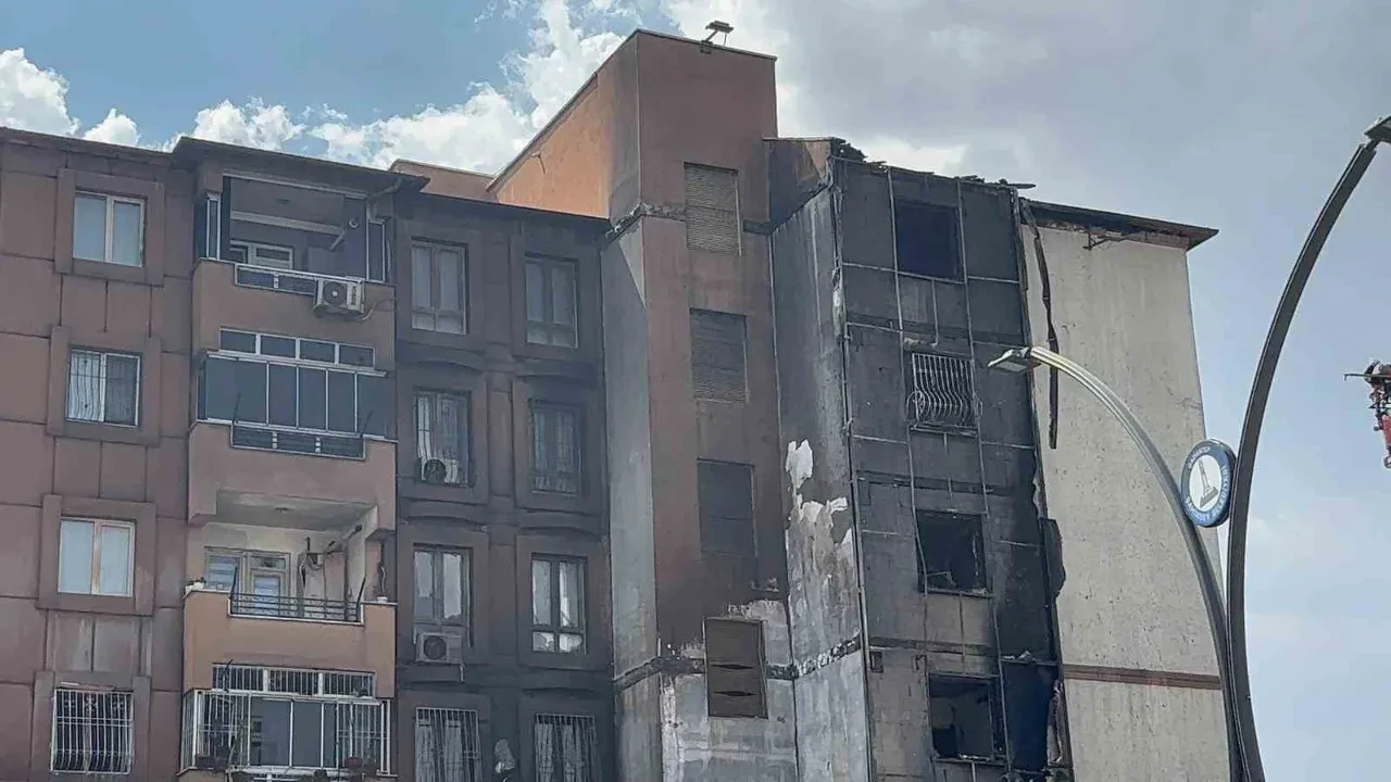 Gaziantep’te yangın paniği! Alevler apartmanı sardı, 23 kişi dumandan etkilendi