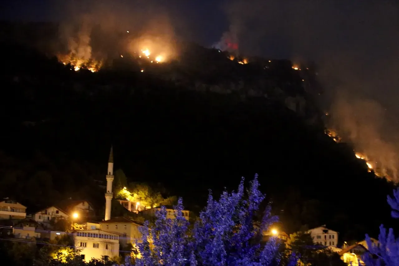 Karabük yangınında 'pes' dedirten görüntü! Alevlere karşı çay keyfi