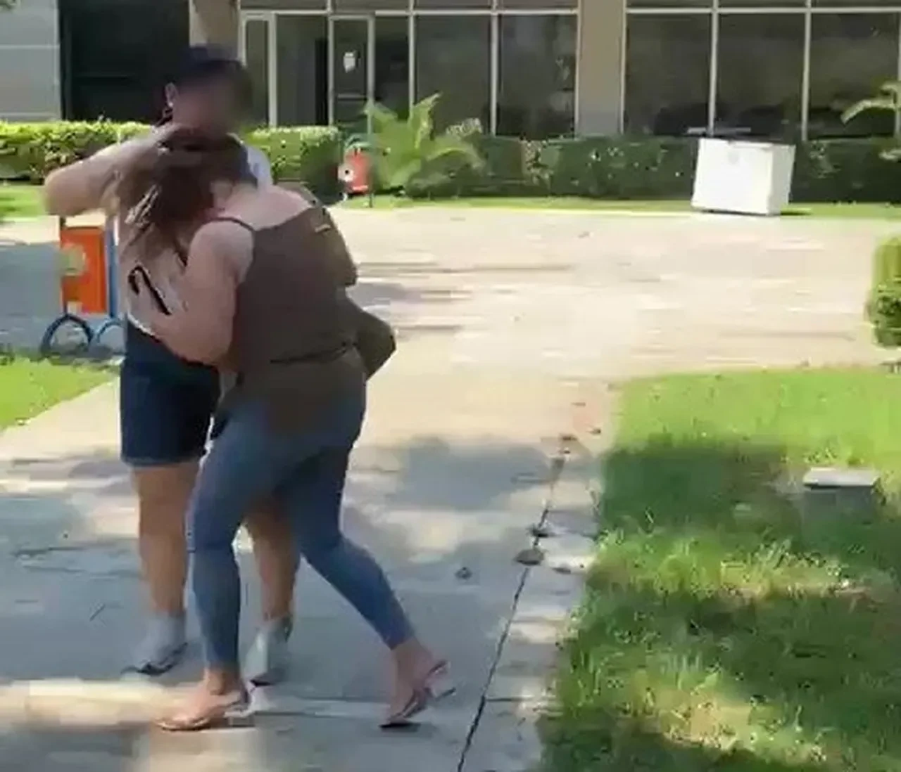 Kocasını dedektif gibi izledi, o anları kameraya kaydetti! Eşiyle beraber bastığı kadını saçından sürükledi